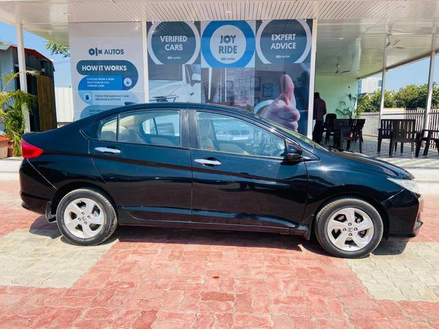 https://images10.gaadi.com/usedcar_image/3689743/original/processed_img2922610__used_car_2922610_1700994790.jpg?imwidth=6401
