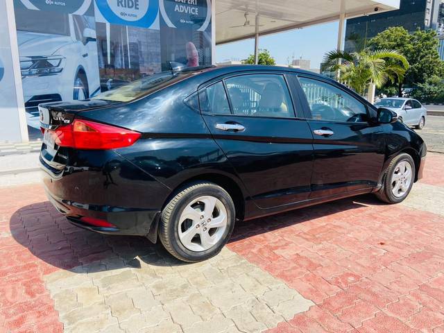https://images10.gaadi.com/usedcar_image/3689743/original/processed_img2922610__used_car_2922610_1700994791.jpg?imwidth=6402