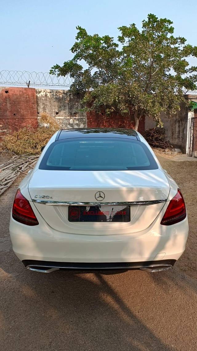 https://images10.gaadi.com/usedcar_image/3689770/original/processed_img2922619__used_car_2922619_1700995867.jpg?imwidth=6401