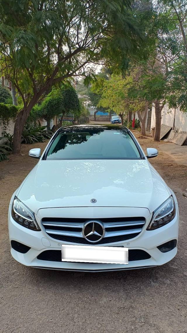 https://images10.gaadi.com/usedcar_image/3689770/original/processed_img2922619__used_car_2922619_1701000974.jpg?imwidth=6402