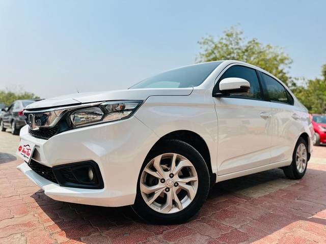 https://images10.gaadi.com/usedcar_image/3689776/original/processed_img2922621__used_car_2922621_1700996101.jpg?imwidth=6402