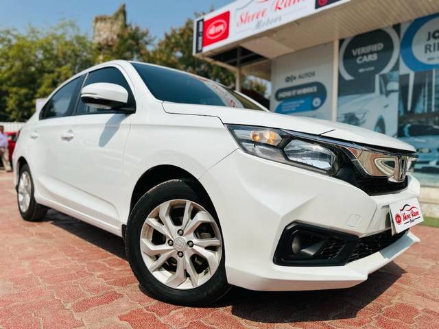 https://images10.gaadi.com/usedcar_image/3689776/original/processed_img2922621__used_car_2922621_1700996102.jpg?imwidth=6400