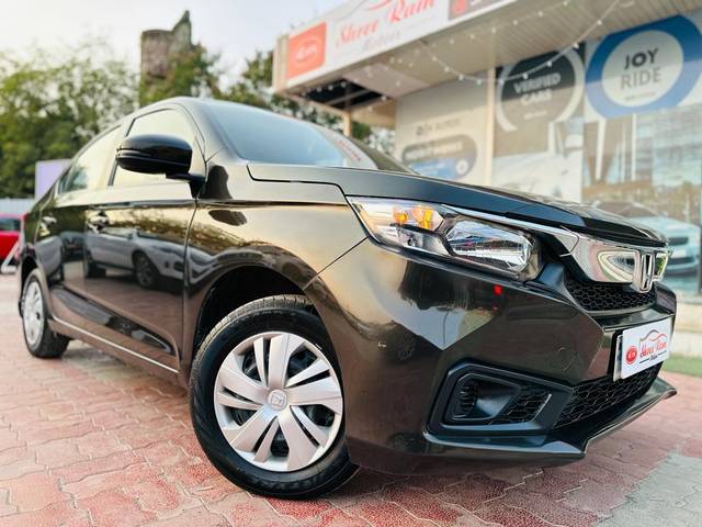 https://images10.gaadi.com/usedcar_image/3689783/original/processed_img2922623__used_car_2922623_1700996281.jpg?imwidth=6400