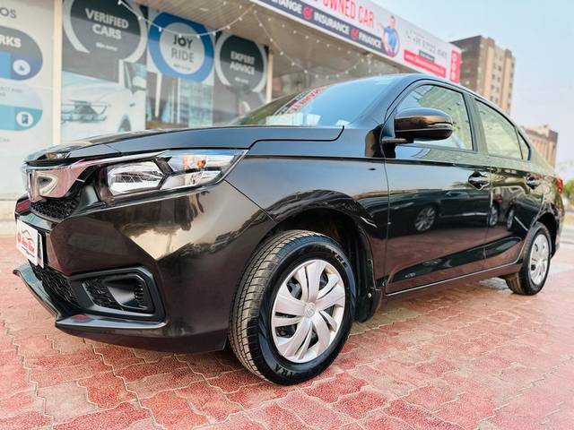 https://images10.gaadi.com/usedcar_image/3689783/original/processed_img2922623__used_car_2922623_1700996283.jpg?imwidth=6401