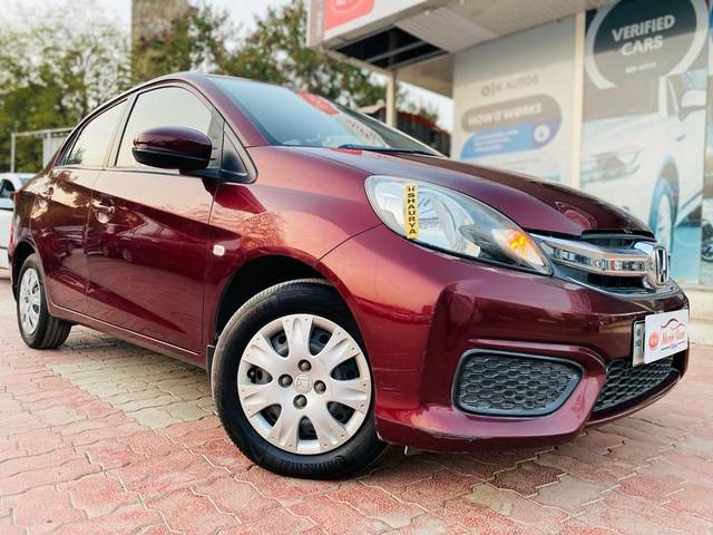 https://images10.gaadi.com/usedcar_image/3689794/original/processed_img2922628__used_car_2922628_1700996742.jpg?imwidth=6400