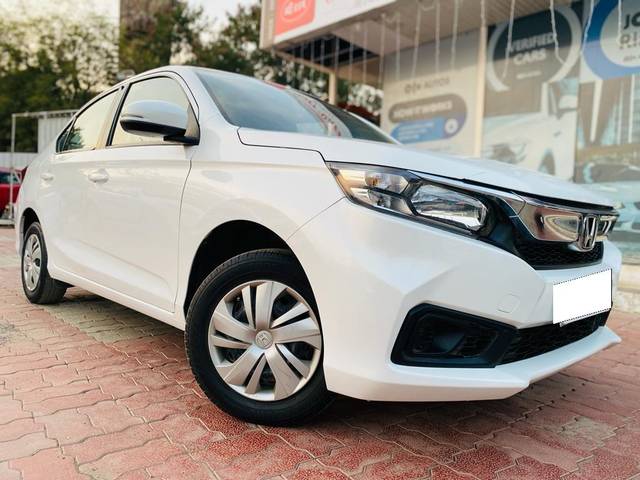 https://images10.gaadi.com/usedcar_image/3689797/original/processed_img2922629__used_car_2922629_1700996916.jpg?imwidth=6400