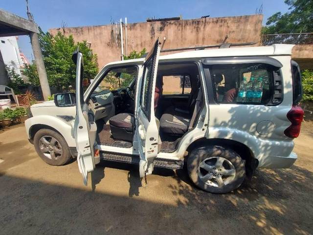 https://images10.gaadi.com/usedcar_image/3689811/original/processed_fc0d833d-7917-4c27-9d38-13f36b09a438.jpg?imwidth=6401