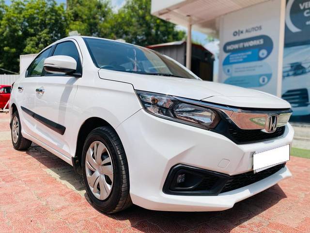 https://images10.gaadi.com/usedcar_image/3689812/original/processed_img2922633__used_car_2922633_1700997448.jpg?imwidth=6400