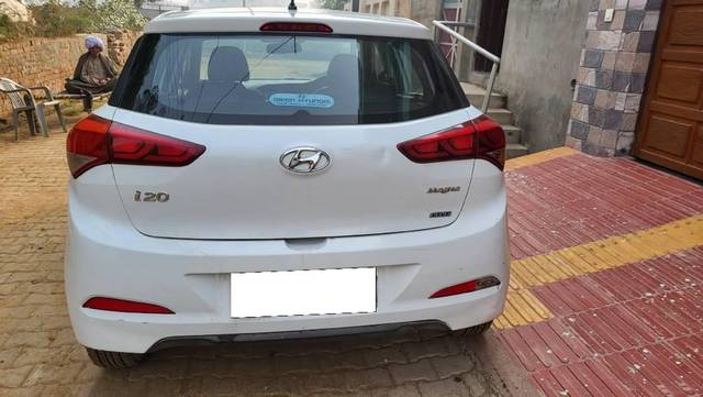 https://images10.gaadi.com/usedcar_image/3689823/original/processed_63f4c456-922a-4f01-825c-a39b4c11f2ff.jpg?imwidth=6402