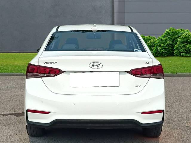 https://images10.gaadi.com/usedcar_image/3689831/original/processed_img2922643__used_car_2922643_1700997920.jpg?imwidth=6402