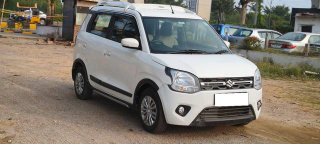 https://images10.gaadi.com/usedcar_image/3689849/original/processed_img2922656__used_car_2922656_1700998282.jpg?imwidth=6400