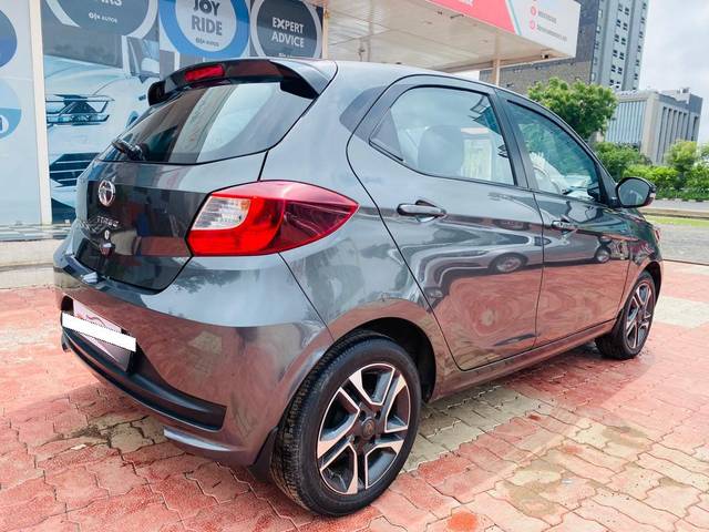 https://images10.gaadi.com/usedcar_image/3689903/original/processed_img2922683__used_car_2922683_1701000568.jpg?imwidth=6402