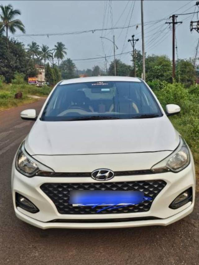 https://images10.gaadi.com/usedcar_image/3690218/original/processed_f376969d-00c1-45d5-9fc4-a380a5061c06.jpg?imwidth=6400
