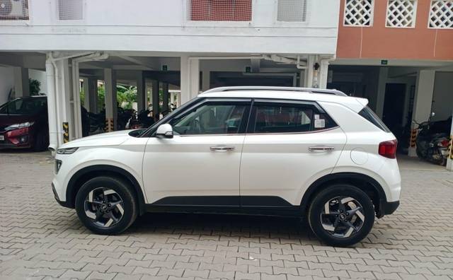 https://images10.gaadi.com/usedcar_image/3690491/original/processed_img2922797__used_car_2922797_1701061560.jpg?imwidth=6402