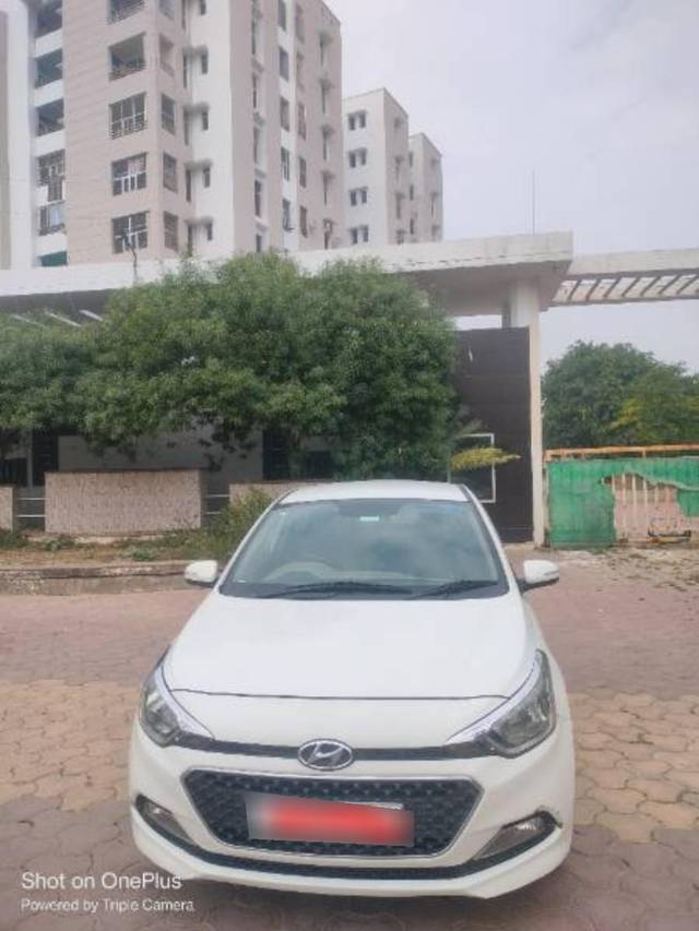 https://images10.gaadi.com/usedcar_image/3690706/original/processed_6117a30e-00b8-4842-94b7-e5ddeb50ee53.jpg?imwidth=6402