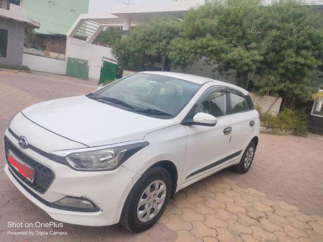 https://images10.gaadi.com/usedcar_image/3690706/original/processed_b74d311e-f1dd-482f-9aaf-d15b5b18130d.jpg?imwidth=6400