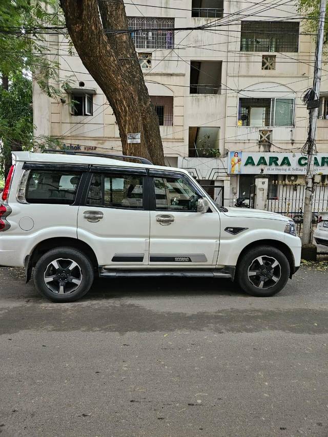 https://images10.gaadi.com/usedcar_image/3690714/original/processed_img2922905__used_car_2922905_1701068428.jpg?imwidth=6401