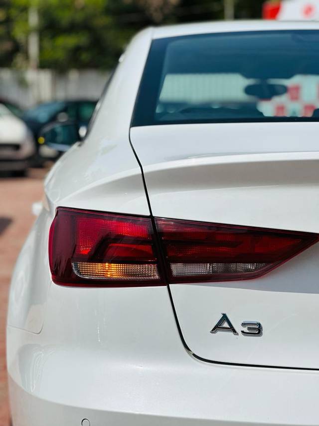 https://images10.gaadi.com/usedcar_image/3690716/original/processed_img2922907__used_car_2922907_1701068502.jpg?imwidth=6401