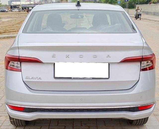 https://images10.gaadi.com/usedcar_image/3690865/original/processed_img2922988__usedcar_17_11461701071898_1701071934.jpg?imwidth=6402