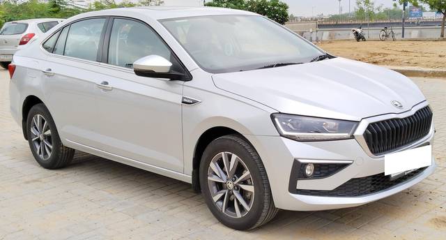 https://images10.gaadi.com/usedcar_image/3690865/original/processed_img2922988__usedcar_2_11461701071898_1701071911.jpg?imwidth=6400