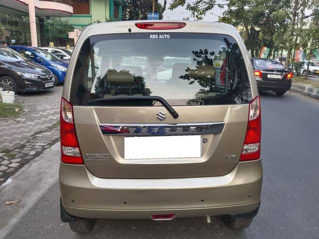 https://images10.gaadi.com/usedcar_image/3690884/original/processed_img2922995__used_car_2922995_1701514096.jpg?imwidth=6401