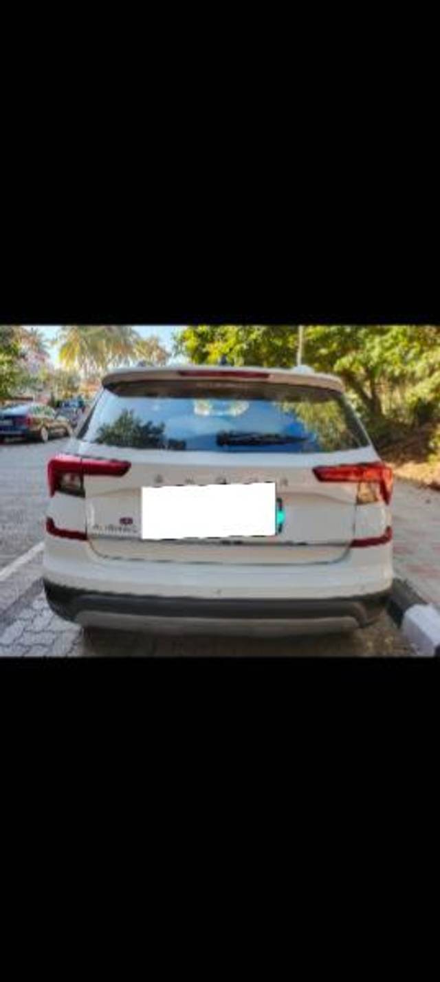 https://images10.gaadi.com/usedcar_image/3690923/original/processed_c7e87861-6496-4c0f-b505-70d7fd61ba5e.jpg?imwidth=6402
