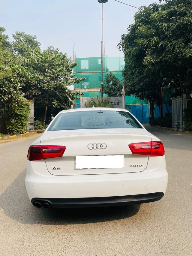 https://images10.gaadi.com/usedcar_image/3691035/original/processed_img2923069__used_car_2923069_1701077505.jpg?imwidth=6401