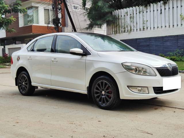 https://images10.gaadi.com/usedcar_image/3691050/original/processed_img2923076__used_car_2923076_1701078002.jpg?imwidth=6400