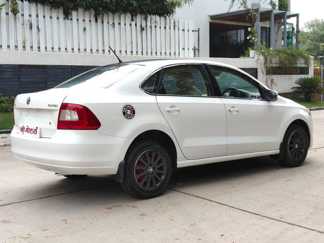 https://images10.gaadi.com/usedcar_image/3691050/original/processed_img2923076__used_car_2923076_1701078028.jpg?imwidth=6402