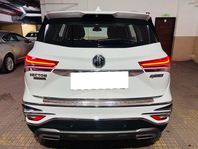 https://images10.gaadi.com/usedcar_image/3691081/original/processed_img2923097__usedcar_img_20231117_wa0036_27821701078898_1701078988.jpg?imwidth=6402