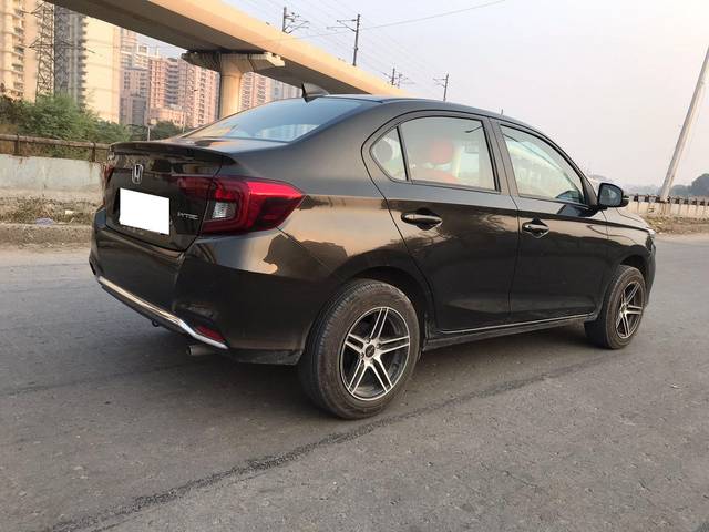 https://images10.gaadi.com/usedcar_image/3691194/original/processed_img2923155__used_car_2923155_1701103507.jpg?imwidth=6402