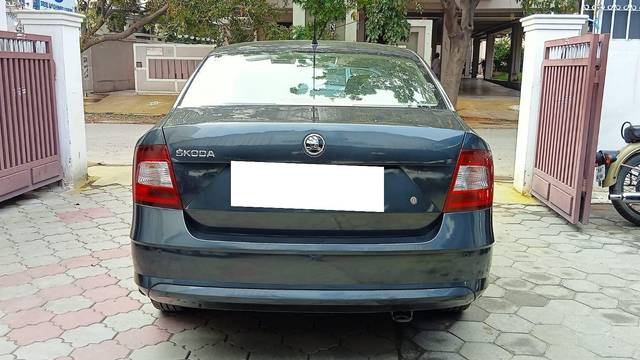 https://images10.gaadi.com/usedcar_image/3691199/original/processed_img2923157__usedcar_17_5701701083528_1701083593.jpeg?imwidth=6401