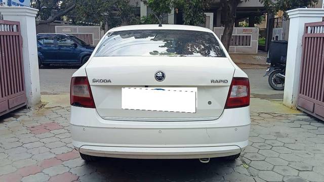 https://images10.gaadi.com/usedcar_image/3691207/original/processed_img2923164__usedcar_16_5701701083713_1701083743.jpeg?imwidth=6402