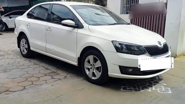 https://images10.gaadi.com/usedcar_image/3691207/original/processed_img2923164__usedcar_3_5701701083713_1701083744.jpeg?imwidth=6400
