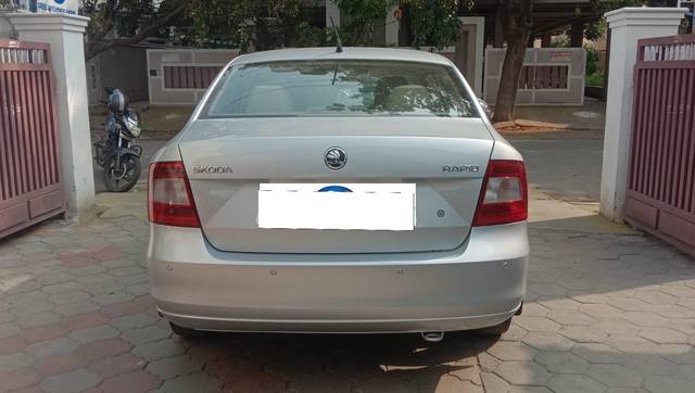 https://images10.gaadi.com/usedcar_image/3691212/original/processed_img2923166__usedcar_17_5701701083832_1701083868.jpeg?imwidth=6401