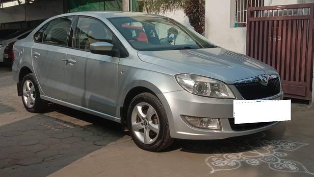 https://images10.gaadi.com/usedcar_image/3691212/original/processed_img2923166__usedcar_4_5701701083832_1701083882.jpeg?imwidth=6400