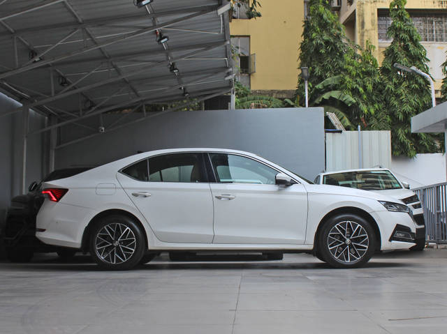 https://images10.gaadi.com/usedcar_image/3691244/original/img2923187__usedcar_3_92171701084847_1701084852.jpg?imwidth=6401