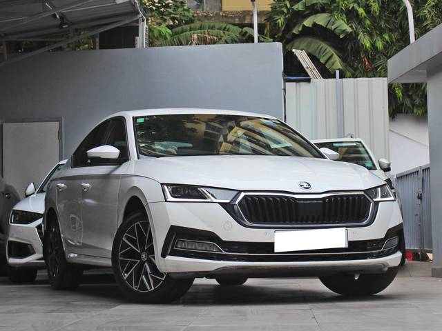 https://images10.gaadi.com/usedcar_image/3691244/original/processed_img2923187__usedcar_1_92171701084847_1701084852.jpg?imwidth=6400