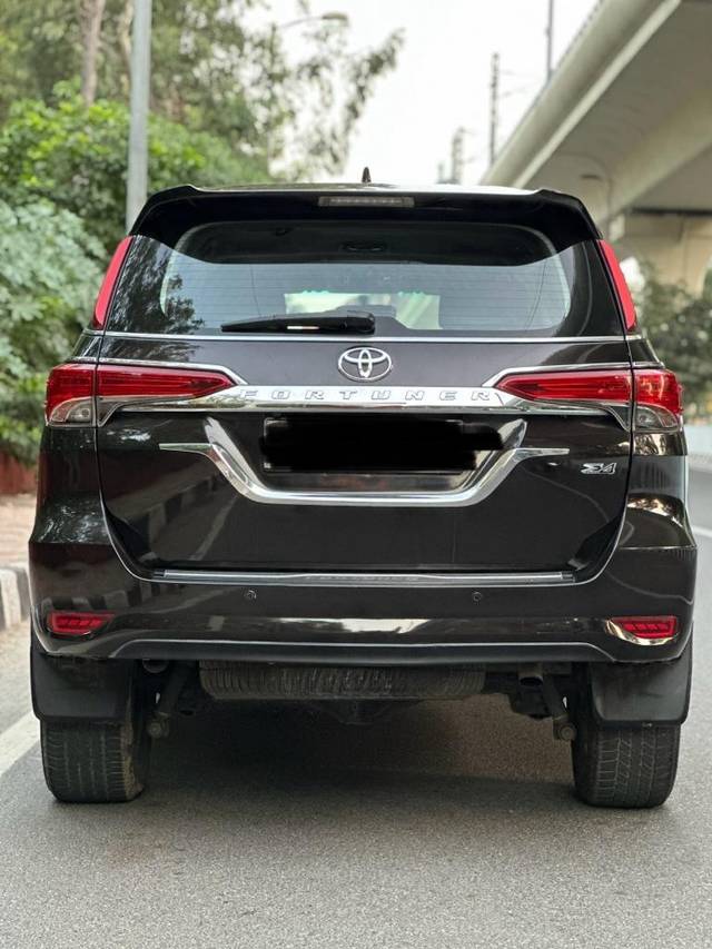 https://images10.gaadi.com/usedcar_image/3691267/original/processed_img2923202__usedcar_photo_2023_11_24_16_08_47_2__7601701085266_1701085275.jpg?imwidth=6402