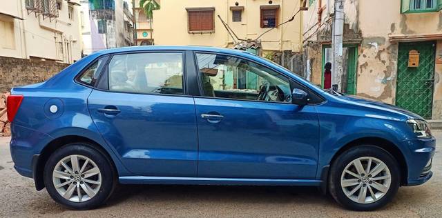 https://images10.gaadi.com/usedcar_image/3691286/original/processed_img2923210__used_car_2923210_1701086197.jpg?imwidth=6401