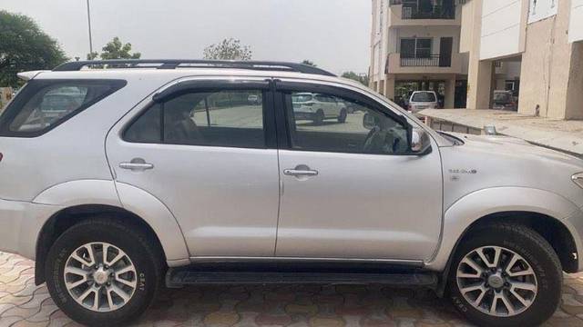 https://images10.gaadi.com/usedcar_image/3691317/original/processed_processed_47e53995-b9fb-4ee7-91f1-2f274343ab80.jpeg?imwidth=6402