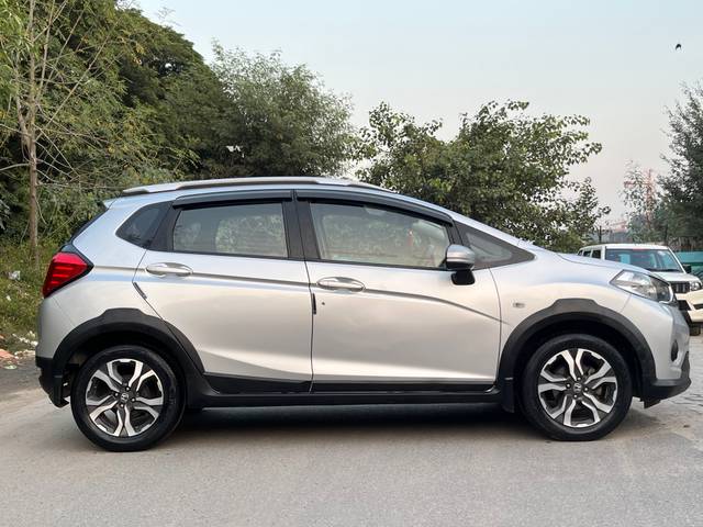 https://images10.gaadi.com/usedcar_image/3691338/original/img2923234__usedcar_img_8022_28581701087914_1701087982.jpg?imwidth=6401