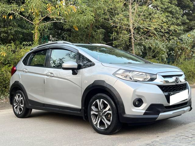 https://images10.gaadi.com/usedcar_image/3691338/original/processed_img2923234__usedcar_img_8020_28581701087914_1701087984.jpg?imwidth=6400