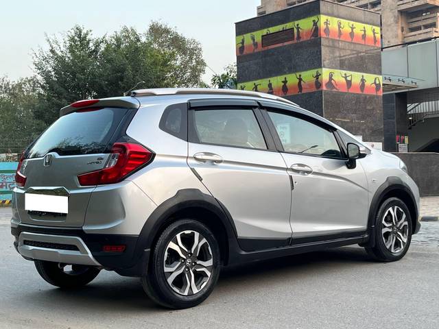 https://images10.gaadi.com/usedcar_image/3691338/original/processed_img2923234__usedcar_img_8026_28581701087914_1701087980.jpg?imwidth=6402