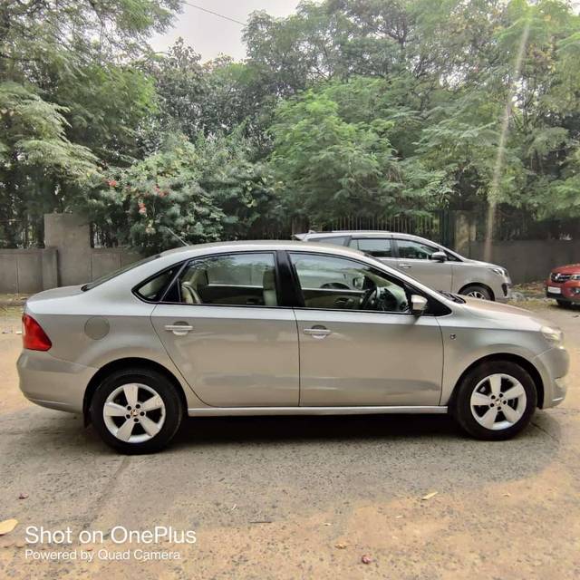 https://images10.gaadi.com/usedcar_image/3691457/original/processed_img2923293__used_car_2923293_1701091785.jpg?imwidth=6401