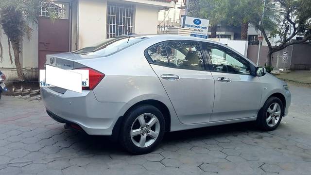 https://images10.gaadi.com/usedcar_image/3691491/original/processed_img2923314__usedcar_12_5701701092366_1701092415.jpeg?imwidth=6401
