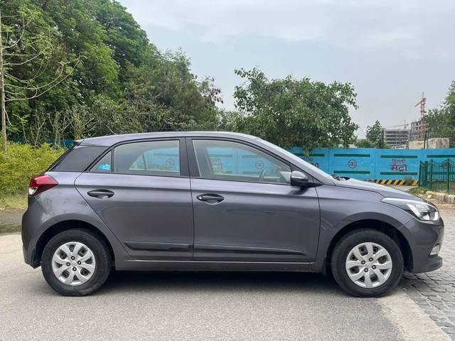 https://images10.gaadi.com/usedcar_image/3691500/original/processed_img2923317__usedcar_img_5978_28581701092461_1701092499.jpg?imwidth=6401