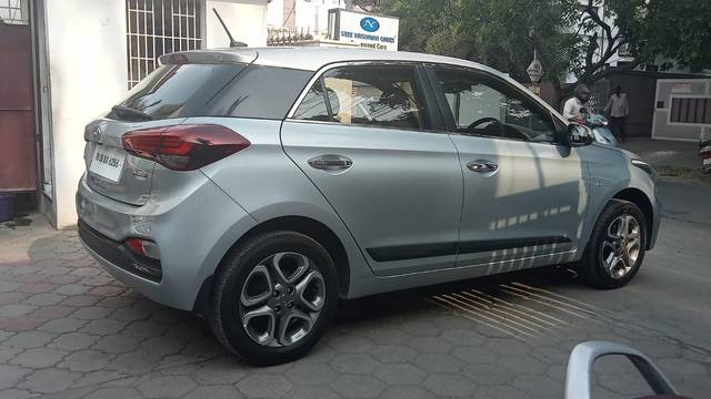 https://images10.gaadi.com/usedcar_image/3691542/original/processed_img2923333__usedcar_16_5701701093872_1701093921.jpeg?imwidth=6401