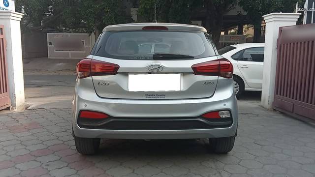 https://images10.gaadi.com/usedcar_image/3691542/original/processed_img2923333__usedcar_17_5701701093872_1701093919.jpeg?imwidth=6402