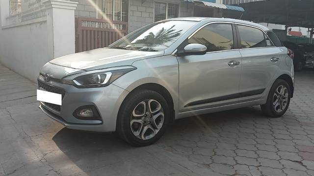 https://images10.gaadi.com/usedcar_image/3691542/original/processed_img2923333__usedcar_3_5701701093872_1701093915.jpeg?imwidth=6400